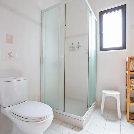 Kanthos - Beautiful 4 Bedroom With Pool Protaras