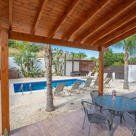 Vila Kanthos - Beautiful 4 Bedroom With Pool *