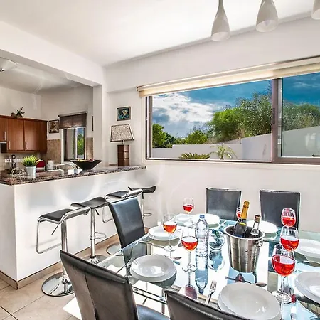 Kanthos - Beautiful 4 Bedroom With Pool Protaras