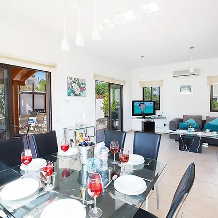 Vila Kanthos - Beautiful 4 Bedroom With Pool