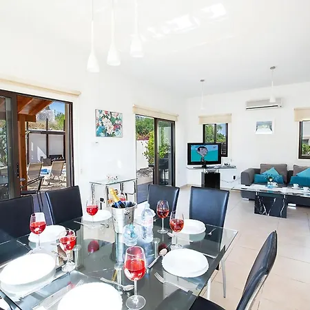 Kanthos - Beautiful 4 Bedroom With Pool - Close To The Villa *