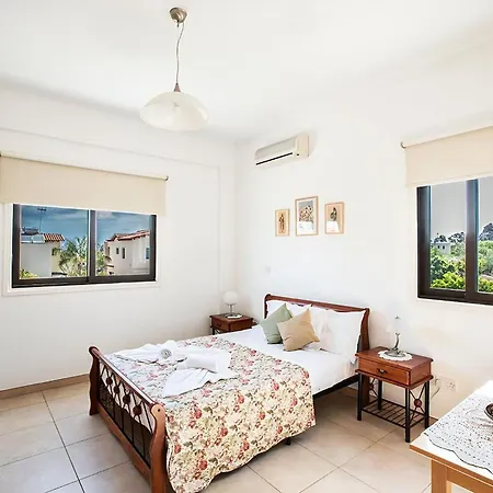 Kanthos - Beautiful 4 Bedroom With Pool - Close To The Villa *