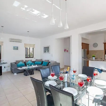 Kanthos - Beautiful 4 Bedroom With Pool - Close To The Willa *