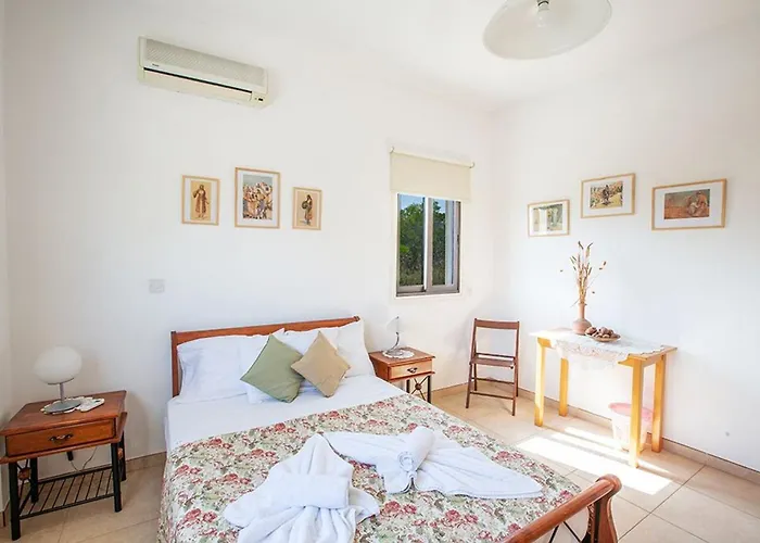 Kanthos - Beautiful 4 Bedroom With Pool